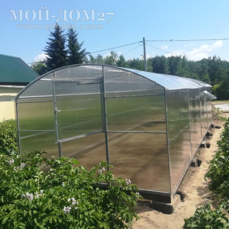 Теплица СверхПрочная ВАГОН 8 метров с поликарбонатом | Мой-Дом27 | Каркас изготовлен из оцинкованной замкнутой трубы 20*20 мм.<br>
 Ширина - 3 метра. Высота - 2,05 метра. Длина - 8 метров<br>
 Выдерживаемая снеговая нагрузка - 150 кг/м2. Выдерживаемая ветровая нагрузка - до 27 м/с.<br>
 Расстояние между дугами 1 метр.&nbsp;Ширина двери 0,96 метра.<br>
 <b>ДВОЙНАЯ ДУГА под дугой приварена еще одна дуга.&nbsp;Прямые стенки</b><br>